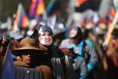 Simpatizantes del expresidente Evo Morales marchan en El Alto este viernes. 