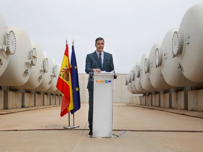 El presidente del Gobierno, Pedro Sánchez, durante su visita a la mayor planta desalinizadora de Europa, en Torrevieja (Alicante), este miércoles.