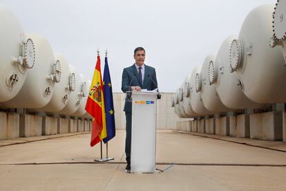 El presidente del Gobierno, Pedro Sánchez, durante su visita a la mayor planta desalinizadora de Europa, en Torrevieja (Alicante), este miércoles.