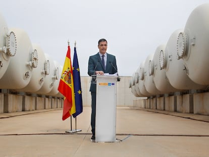 El presidente del Gobierno, Pedro Sánchez, durante su visita a la mayor planta desalinizadora de Europa, en Torrevieja (Alicante), este miércoles.