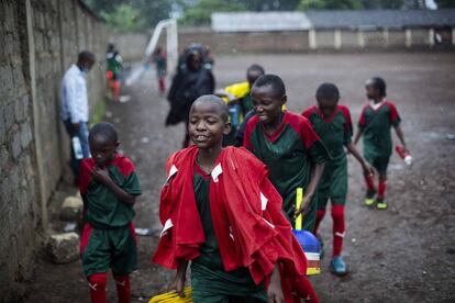 Graças a uma corajosa geração de meninas na década de 1990, que desafiou estereótipos e às vezes também a incompreensão de seus pais, em 2016 a seleção queniana se classificou pela primeira vez em sua história para a Copa Africana de Nações. Isso não foi apenas uma vitória do futebol feminino, mas também uma demonstração de que estavam certas quando, enquanto meninas, seguiram chutando a bola apesar das dificuldades. Hoje são um exemplo a ser seguido pelas menores. Na foto, as jogadoras da equipe feminina Sub-12 da Acakoro Academy encerram o treinamento devido a uma tempestade, no bairro Kariobangi, em Nairóbi, no dia 22 de fevereiro de 2021. Apesar da chuva, as jogadoras estão felizes porque, finalmente, depois de quase um ano, epodem se encontrar novamente e treinar com suas companheiras. As atividades esportivas foram suspensas em meados de março de 2020 devido ao novo coronavírus. Muitas jogadoras do Acakoro dizem que o time de futebol é como uma outra família e suas companheiras são como irmãs com quem compartilham muito tempo e cumplicidade.