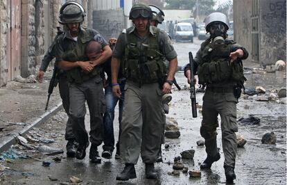 Agentes de la policía fronteriza detienen a un joven palestino tras los choques en el refugio de Shufat, a las afueras de Jerusalén.