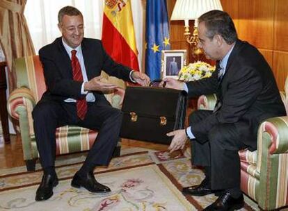 Traspaso de cartera entre Corbacho (derecha) y Caldera.