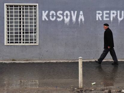 Un alban&eacute;s pasa ante un cartel en el que se lee &ldquo;Rep&uacute;blica de Kosovo&rdquo;, en Pr&iacute;stina.