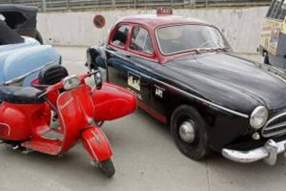 Vista de algunos de los vehículos de época que participan en la III edicion de Jarama Vintage, celebrada hoy en el circuito madrileño.