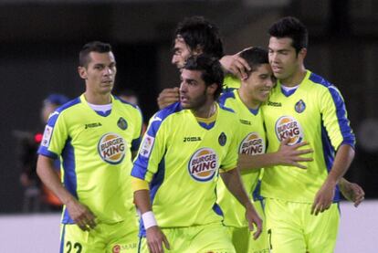 Los jugadores del Getafe felicitan a Barrada tras meter el gol de la victoria ante el Mallorca.