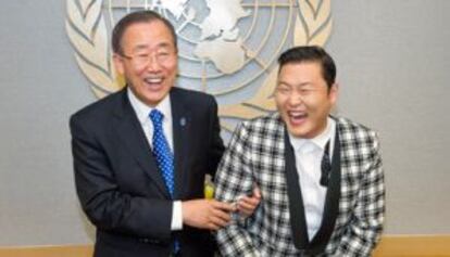 Ban Ki Mon y el rapero PSYshare bromean en la sede de la ONU.