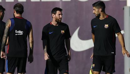 Messi conversa con Luis Suárez, en el entrenamiento del Barça.