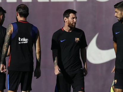 Messi conversa com Luis Suárez no treino do Barça.