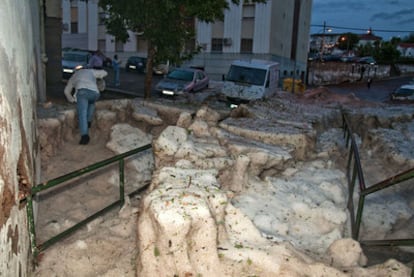 El granizo llegó a formar grandes bloques de hielo tras la tormenta de la madrugada del viernes en Cáceres.