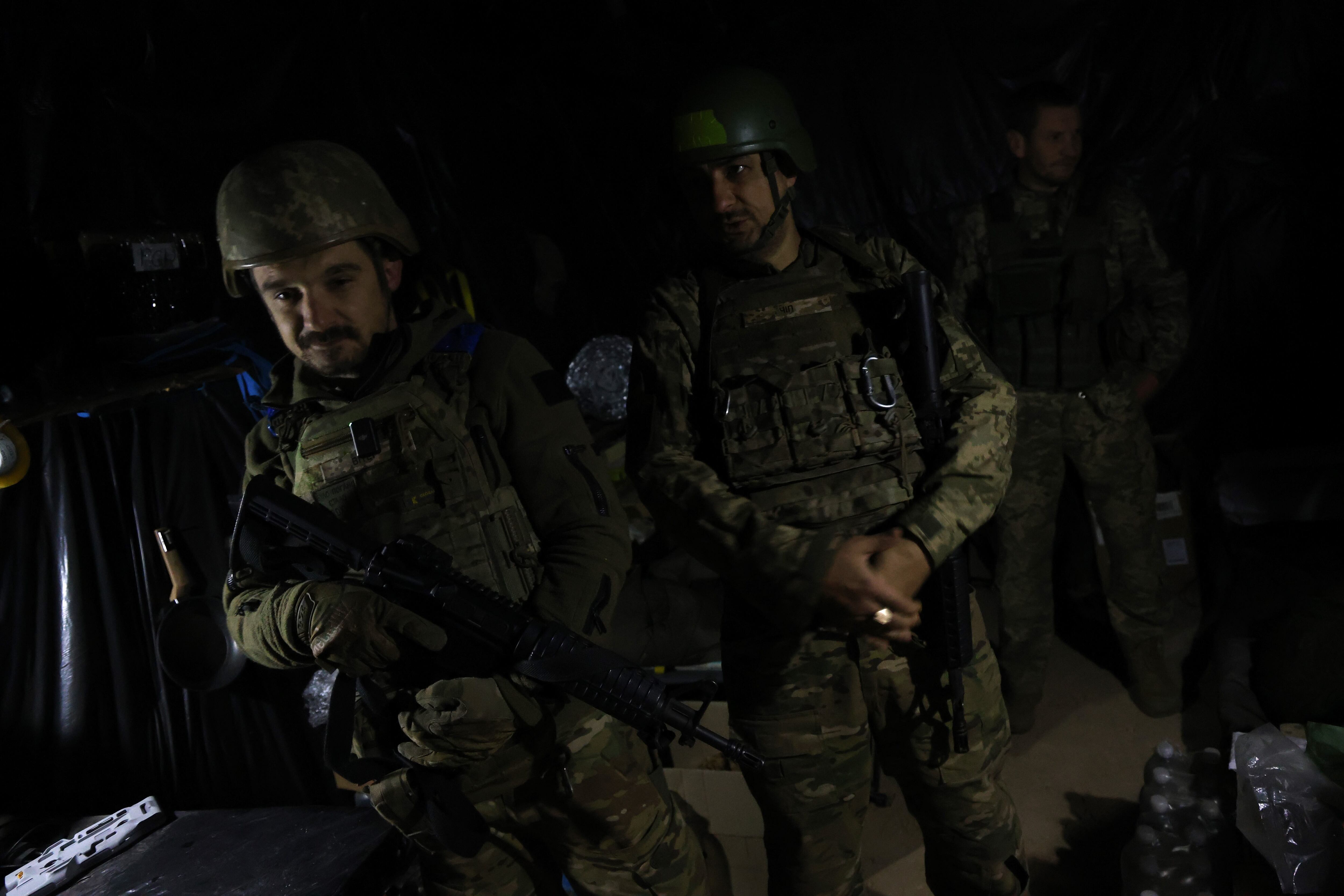 Militares del 151 Batallón de Ucrania en una posición subterránea en los alrededores de Kupiansk. 