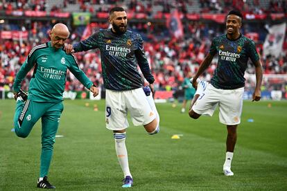 Karim Benzema, delantero del Real Madrid, calienta en el césped del Stade de France en Saint-Denis, París, minutos antes del inicio de la final de la Champions frente al Liverpool.