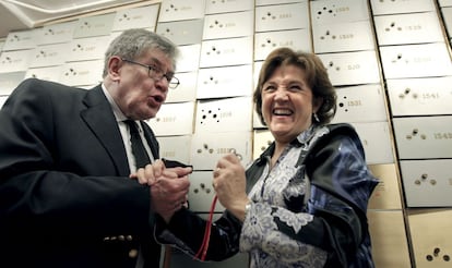 O escritor mexicano José Emilio Pacheco, Prêmio Cervantes 2009, com a diretora do Instituto Cervantes, Carmen Caffarel, em Madri.