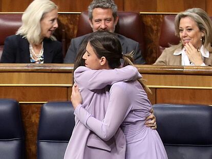 Las ministras Ione Belarra, a la izquierda, e Irene Montero (dcha.) se abrazan durante el pleno del Congreso, este jueves.