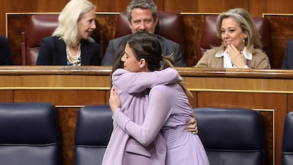 Las ministras Ione Belarra, a la izquierda, e Irene Montero (dcha.) se abrazan durante el pleno del Congreso, este jueves.