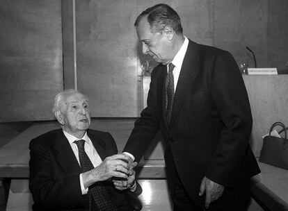 Presentación del libro de Pedro Laín Entralgo ( i) <i>¿ Qué es el hombre? Evolución y sentido de la vida</i> , con presencia de Sabino Fernández Campo ( d) , en Madrid.