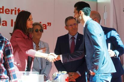 La reina Letizia estrecha la mano del exfutbolista del Real Madrid Álvaro Arbeloa durante la cuestación del Día de la Banderita de la Cruz Roja.