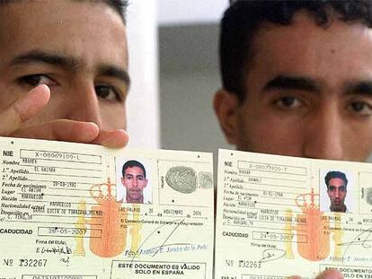 Los refugiados saharauis muestran en Vecindario (Gran Canaria) sus acreditaciones expedidas por el Gobierno español.