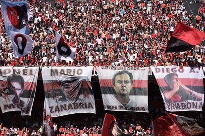 Fans del Newell's Old Boys celebran al equipo en el Torneo Primera Division 2016/17 en el estadio Marcelo Bielsa en Argentina