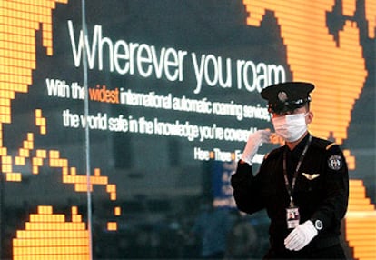 Un policía, protegido por una mascarilla, en el aeropuerto de Chek Lap Kok de Hong Kong.
