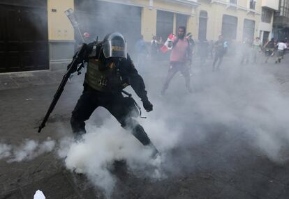 Manifestantes se enfrentan a la policía durante la manifestación en Lima.