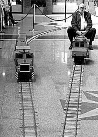 Un hombre conduce uno de los trenes de Plaza de Armas.