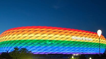 O Allianz Arena, iluminado com a bandeira LGBTI.