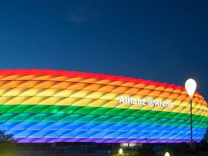 El Allianz Arena iluminado con la bandera LGTBI durante un partido de esta temporada.