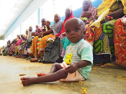 La pequeña Harira Saidu que sufre de malnutrición en el Centro de Gestión de la Malnutrición Aguda de Badume.