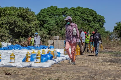 Reparto de ayuda alimentaria del Programa Mundial de Alimentos a los desplazados del conflicto de Cabo Delgado, en Pemba, el pasado 25 de agosto.