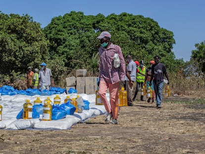 Reparto de ayuda alimentaria del Programa Mundial de Alimentos a los desplazados del conflicto de Cabo Delgado, en Pemba, el pasado 25 de agosto.