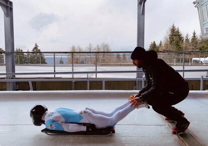 El piloto español Ander Mirambell (a la derecha), da indicaciones a uno de los siete atletas seleccionados para instruirlos en el skeleton de cara a los Juegos Olímpicos de Invierno de Pekín 2022. Actualmente se encuentran en Innsbruck (Austria) siguiendo con su formación. 