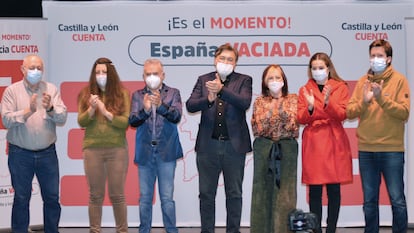 El diputado de Teruel Existe, Tomás Guitarte (en el centro) durante la presentación el 16 de enero de las cinco candidaturas de España Vaciada que luego concurrieron en las provincias de Palencia, Burgos, Salamanca, Valladolid y Soria a las elecciones de Castilla y León.