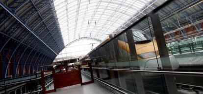 Un tren Euro Star permanece parado en la estaci&oacute;n internacional St. Pancras de Londres.