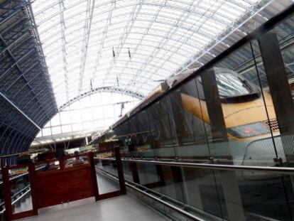 Un tren Euro Star permanece parado en la estaci&oacute;n internacional St. Pancras de Londres.