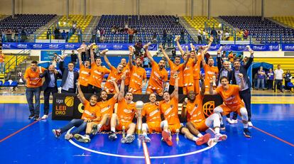 Los jugadores del Leyma Básquet Coruña celebran el ascenso a la máxima categoría del baloncesto nacional.