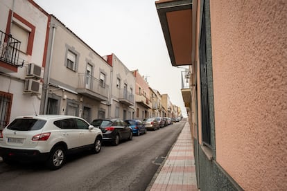 Calle de San Pedro de Mérida, que conduce al Juan XXIII en la barriada de San Juan. 