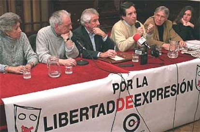 Iñaki Gabilondo, Javier Sádaba y Pilar Bardem, entre otros, en un acto de la Plataforma Cultura contra la Guerra.