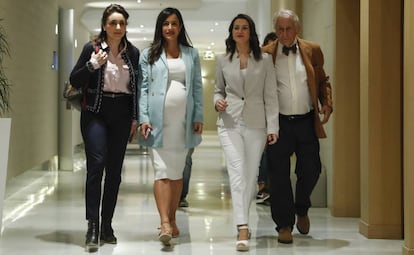 Begoña Villacis e Inés Arrimadas en el último acto de campaña de la candidata de Ciudadanos al Ayuntamiento de Madrid, el jueves 16 de mayo.