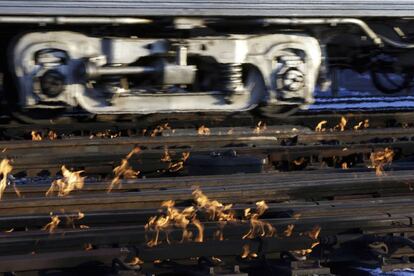 Quemadores de gas calientan las vías férreas para mantener el tráfico de trenes de cercanías en Chicago.