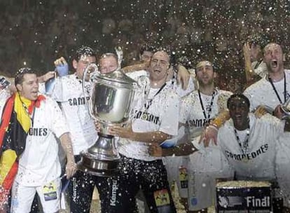 Hombrados, capitán del Ciudad Real, sujeta el trofeo junto a sus compañeros.