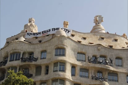 La pancarta a la façana de la Pedrera de Gaudí.