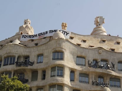 La pancarta a la façana de la Pedrera de Gaudí.