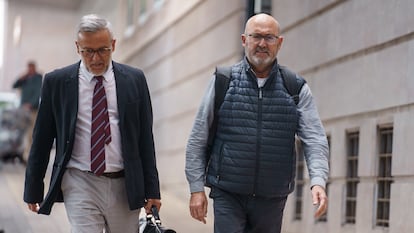 El exdiputado nacional del PSOE Juan Bernardo Fuentes (a la derecha) junto a su abogado Raúl Miranda salen el 22 de febrero de la Audiencia Provincial de Santa Cruz de Tenerife tras declarar por el 'caso Mediador'.