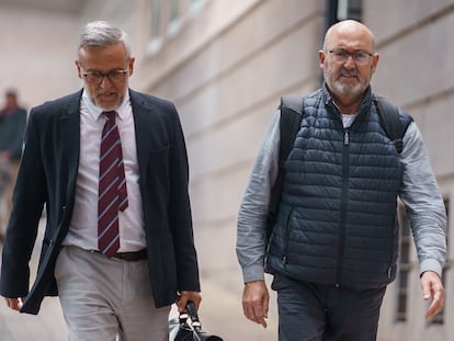 El exdiputado nacional del PSOE Juan Bernardo Fuentes (a la derecha) junto a su abogado Raúl Miranda salen el 22 de febrero de la Audiencia Provincial de Santa Cruz de Tenerife tras declarar por el 'caso Mediador'.