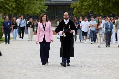 La presidenta de Madrid Isabel Díaz Ayuso con el rector de la Universidad Carlos III en la inauguración del curso 2024-2025 en ese campus, el 19 de septiembre.