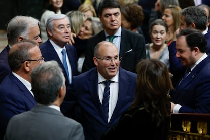 El nuevo portavoz del PP en el Congreso, Miguel Tellado, conversa con los miembros de su grupo parlamentario durante el acto de apertura de la XV Legislatura. 