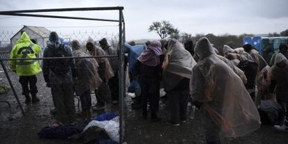 Refugiados sirios y afganos este viernes en la frontera entre Grecia y Macedonia.