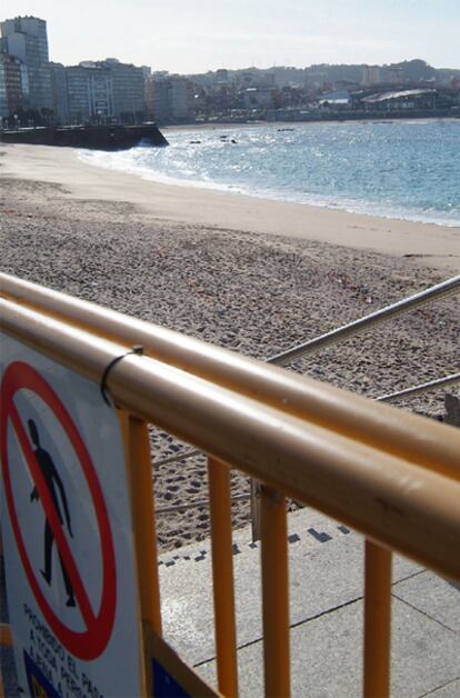 Vallas en la playa de Riazor, en A Coruña.