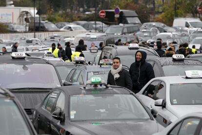Los taxistas de París (Francia) organizaron el 15 de diciembre una huelga masiva contra Uber. El Ministerio francés del Interior anunció que a partir del 2015 prohibiría el servicio de la plataforma